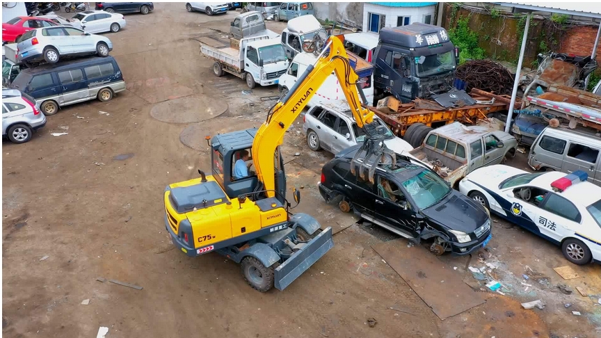 How wheeled excavators make junk car removal easy